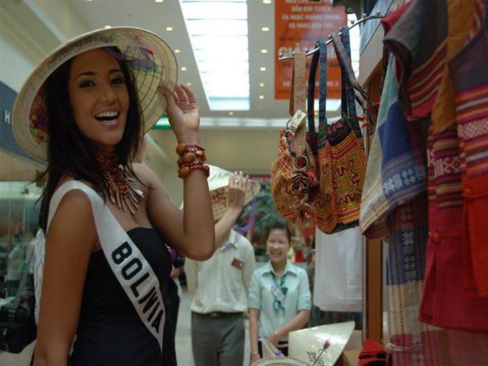 Thí sinh đến từ Bolivia và chiếc nón lá trong cuộc thi Hoa hậu Hoàn vũ 2008 tại Nha Trang, Việt Nam.